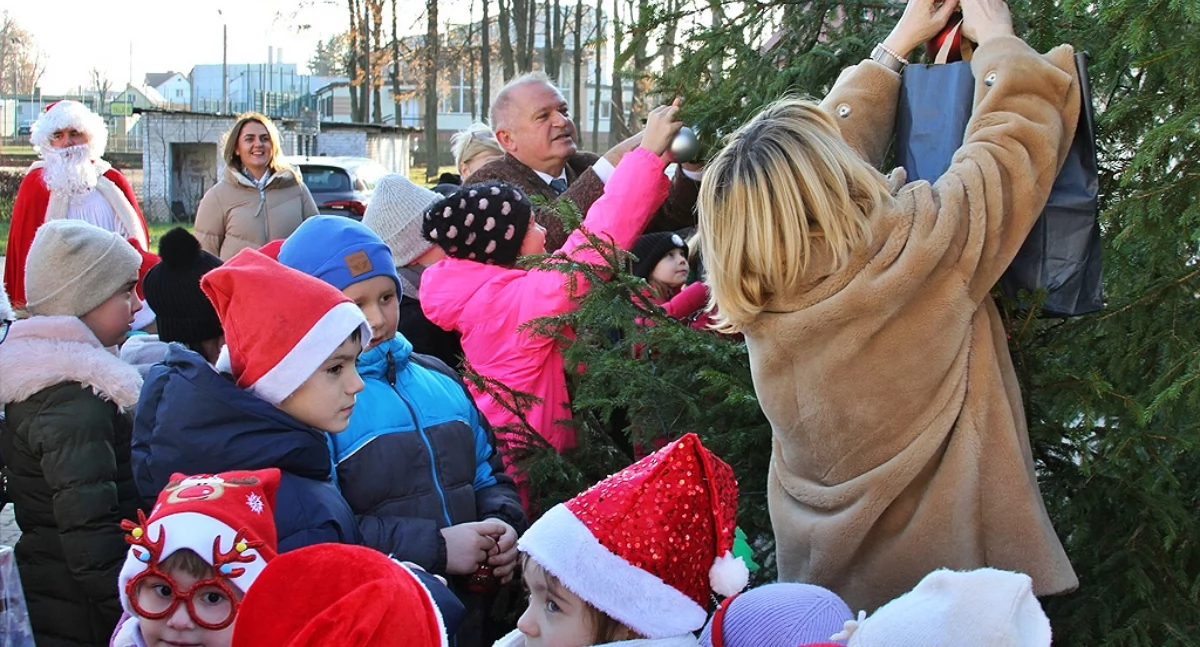 Ciechanowiec: Mieszkańcy wspólnie ubrali choinkę [foto]