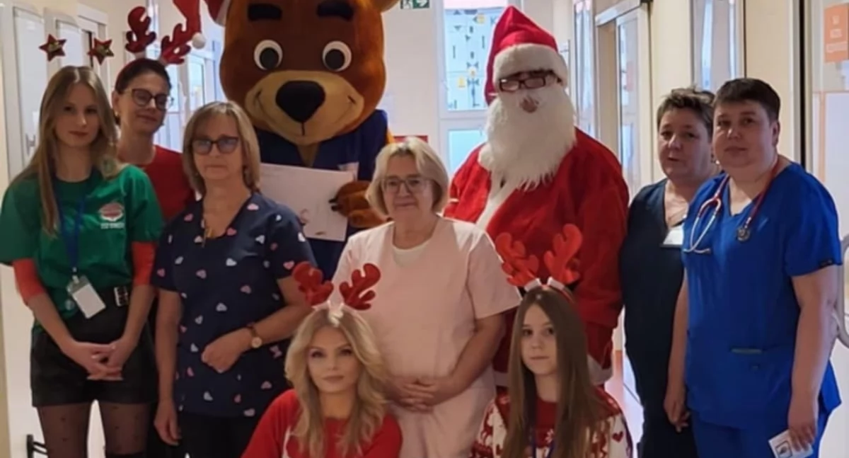 Mikołaj, Miś i Śnieżynki ze Staszica odwiedzili małych pacjentów wysokomazowieckiego szpitala [foto]