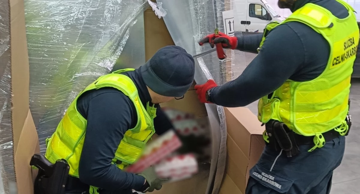 Ponad pół miliona paczek nielegalnych papierosów zamiast klimatyzatorów [foto + video]