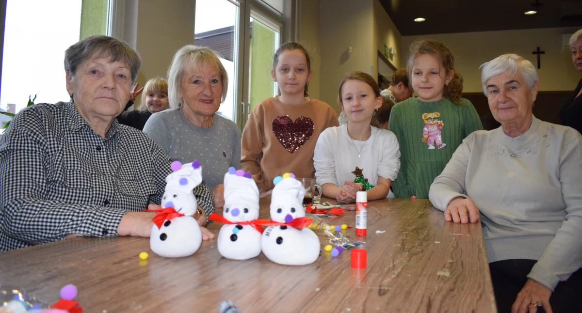 Seniorzy i dzieci wspólnie działali podczas warsztatów w Szepietowie [foto]