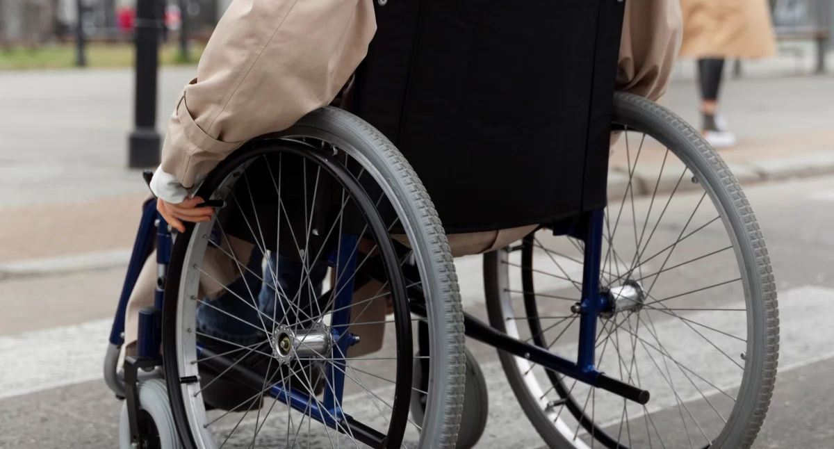 Kto ma prawo do dodatku dopełniającego do renty socjalnej z urzędu, a kto musi złożyć wniosek o jego przyznanie?