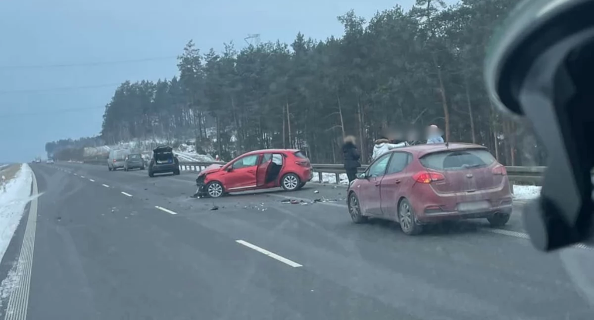 Wypadek na trasie S8. Trzy osoby trafiły do szpitala [foto]