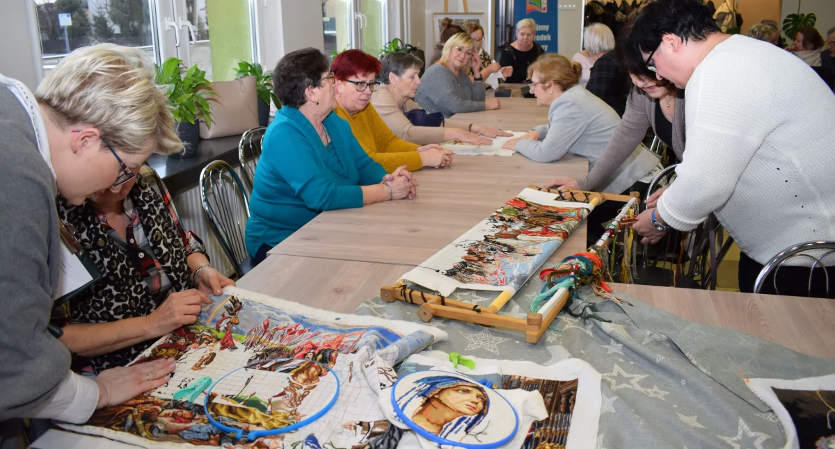 Warsztaty haftu krzyżykowego i wernisaż prac w GOK w Szepietowie [foto]