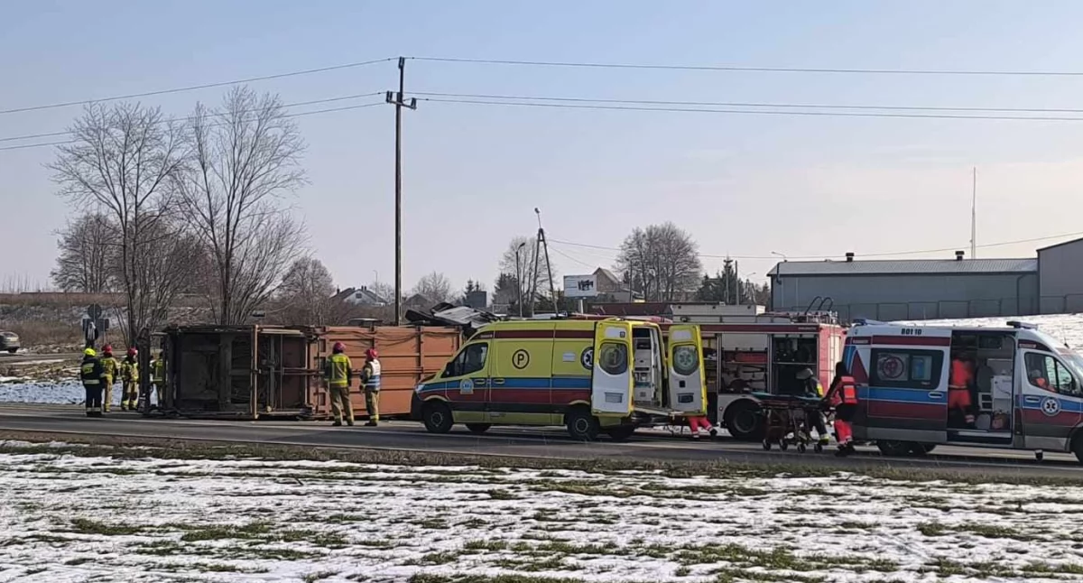 Zderzenie ciężarówki i busa w Sokołach. Jedna osoba zabrana przez LPR [FOTO + AKTUALIZACJA]