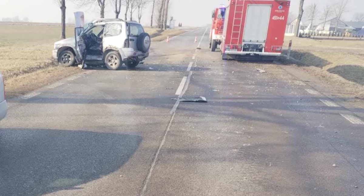 Wypadek na DK66 Wysokie Mazowieckie - Zambrów. Osobowe suzuki wjechało pod ciężarówkę [foto + aktualizacja]