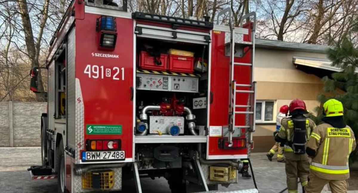 Pięć zastępów straży w akcji – pożar budynku okazał się zapaloną wędzarnią