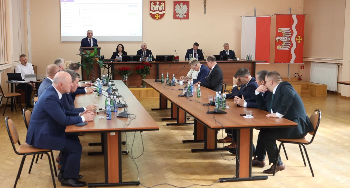 Pomoc wojsku, nowe inwestycje i ścieżka rowerowa. Za nami X sesja Rady Powiatu Wysokomazowieckiego