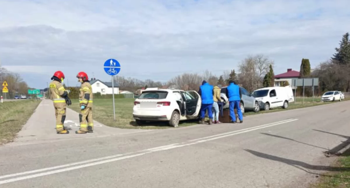 Zderzenie skody z toyotą w rejonie Dąbrówki Kościelnej [foto]