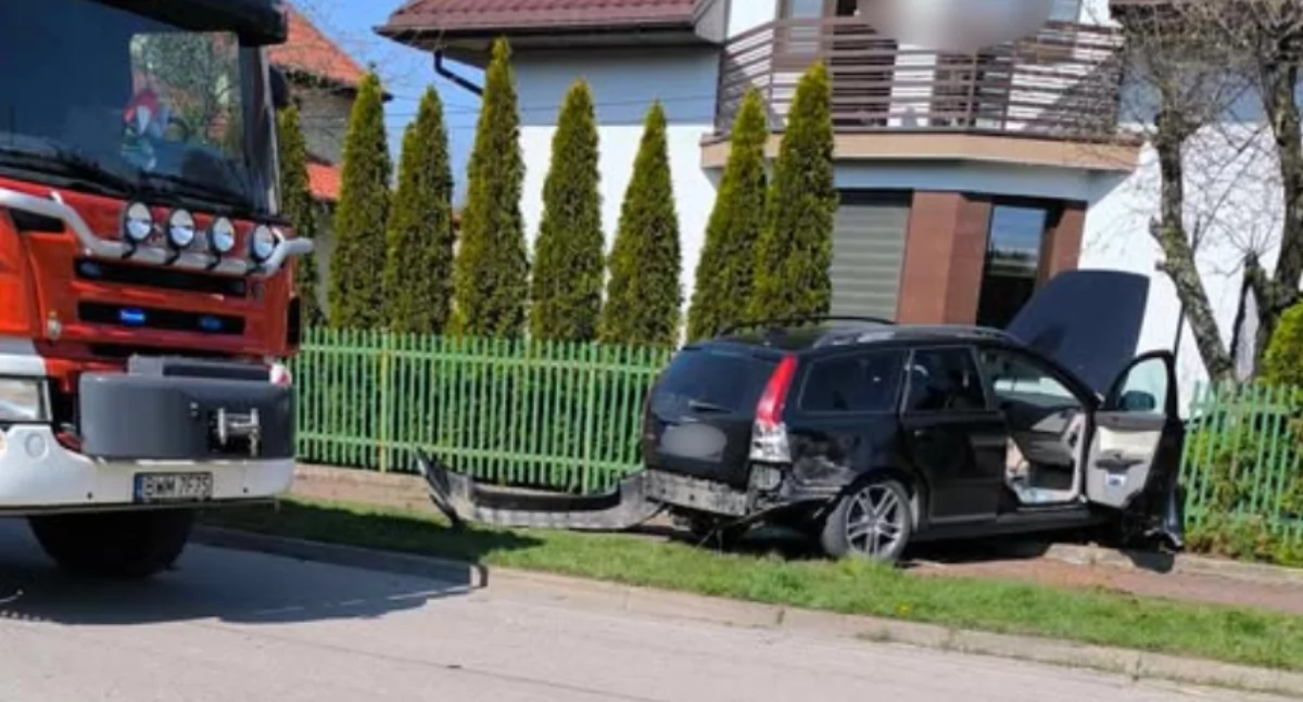 Szepietowo: Kolizja dwóch osobówek. Jedna wjechała w ogrodzenie [FOTO]