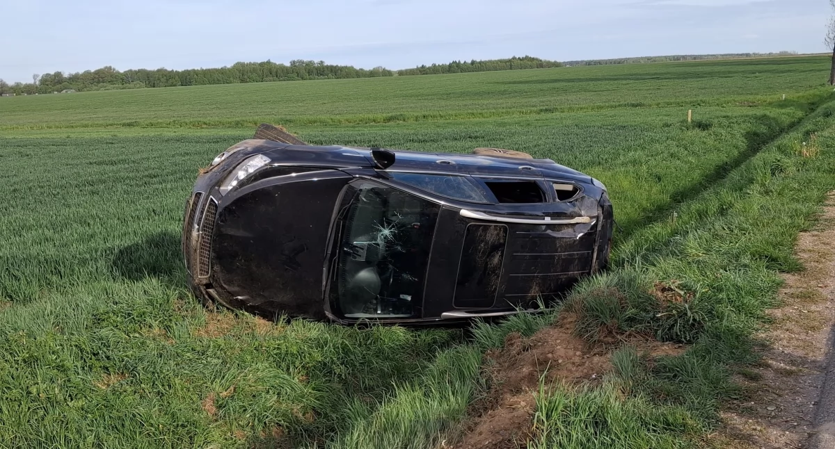 Dachowanie na DK63. Pojazd porzucony, pasażerów brak