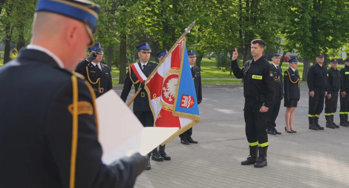 Uroczysty apel z okazji Dnia Flagi RP w Komendzie Powiatowej PSP w Wysokiem Mazowieckiem [foto]