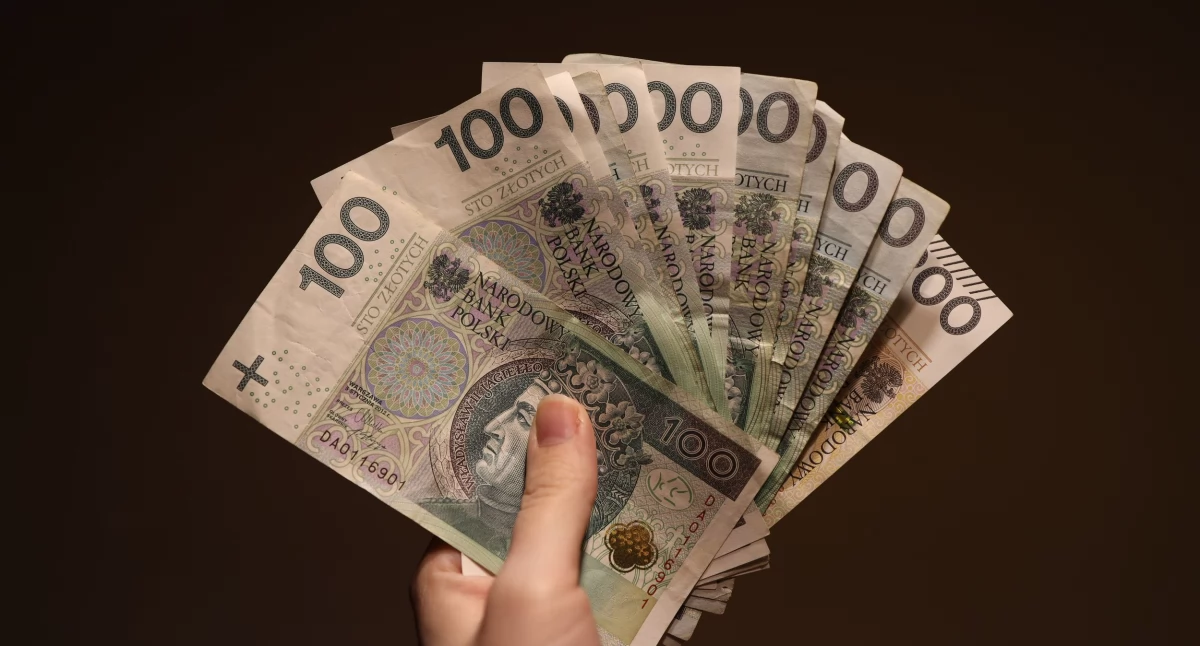 Osoby uprawnione do zasiłku lub świadczenia przedemerytalnego, które dorabiały, muszą rozliczyć się z ZUS-em