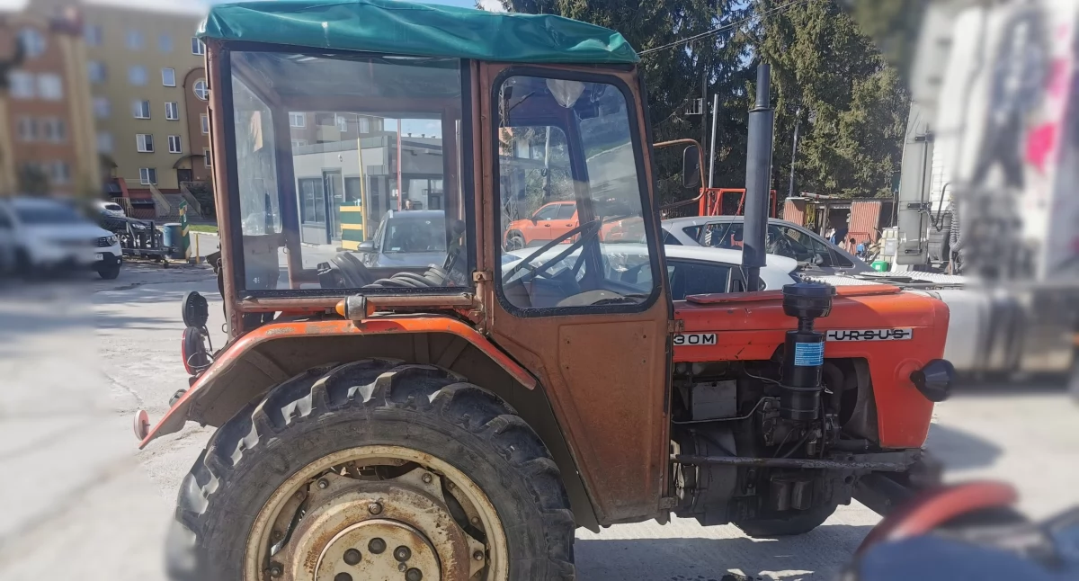 Niecodzienna licytacja: 82 osoby walczyły o URSUS-a z przepadku [foto]