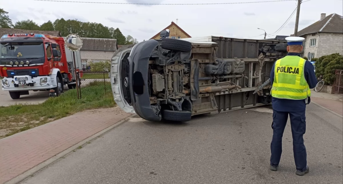 Niebezpieczne zdarzenie drogowe w Pszczółczynie. Zderzenie forda z mercedesem [FOTO]