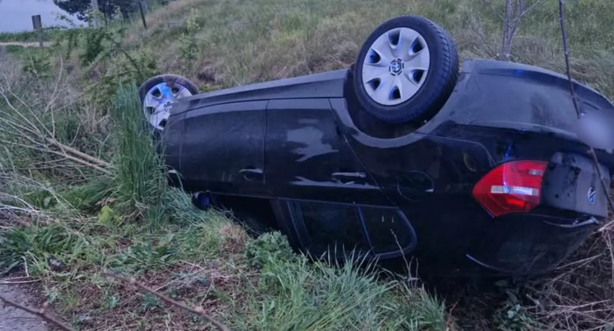 Dachowanie BMW w gminie Ciechanowiec. W samochodzie 20-latek i 16-latka [foto]