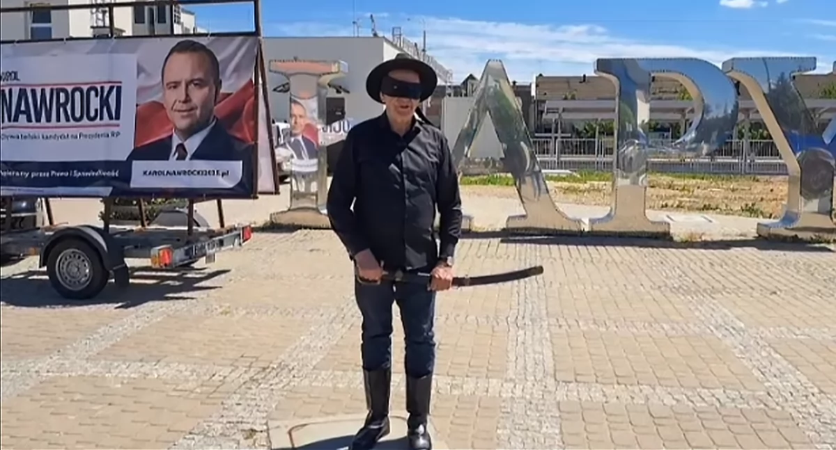 Podlaski Zorro w akcji. Poseł PiS w masce zaprasza na finał wyborów [video]