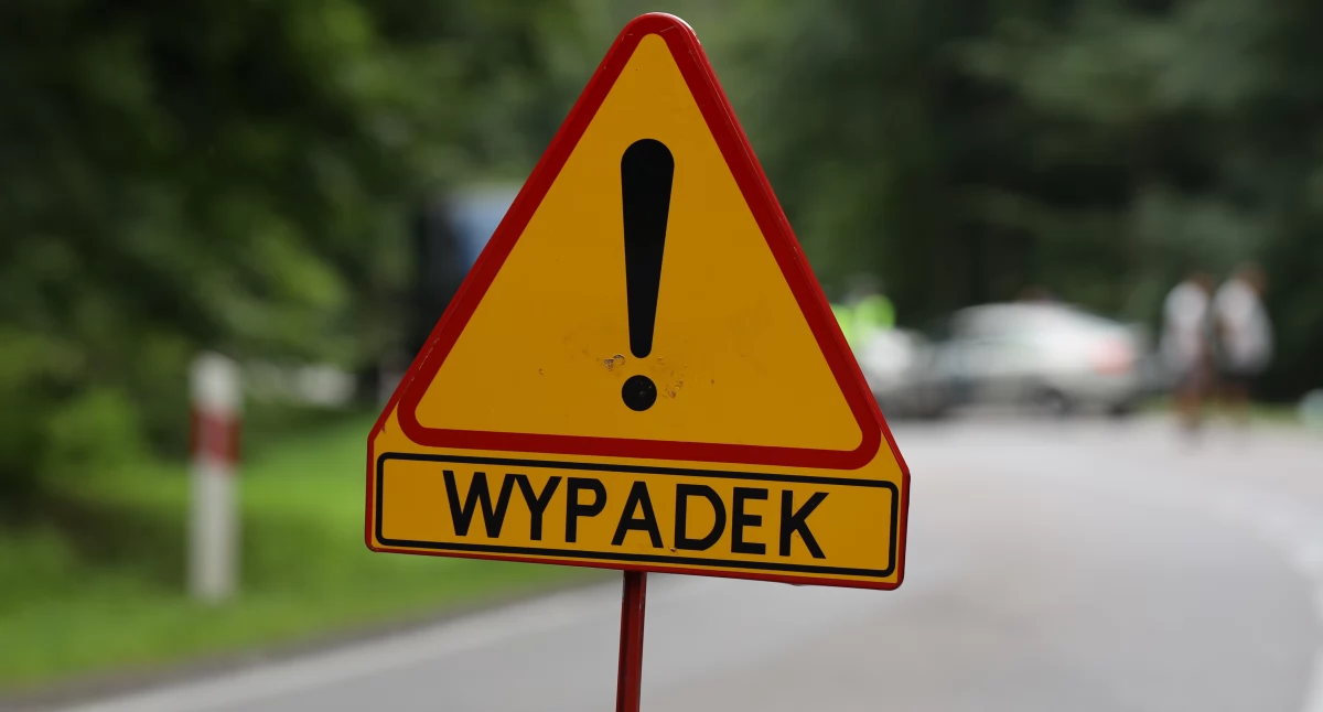 Tajemniczy wypadek w gminie Kulesze Kościelne: Samochód rozbity, kierowcy brak