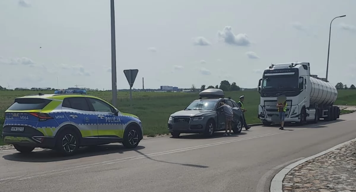 Kolizja na DK66 przed Wysokiem Mazowieckiem. Osobówka zderzyła się z samochodem ciężarowym [foto]