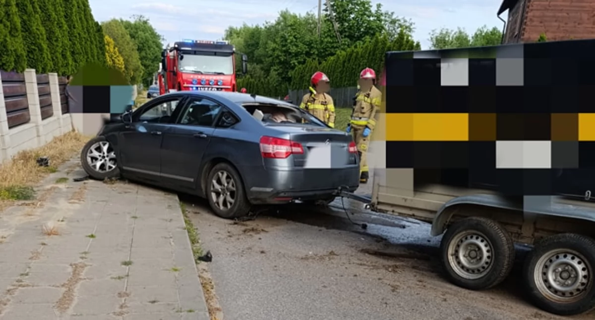 Kolizja w Gołaszach Mościckich. 25-latek uderzył w ogrodzenie