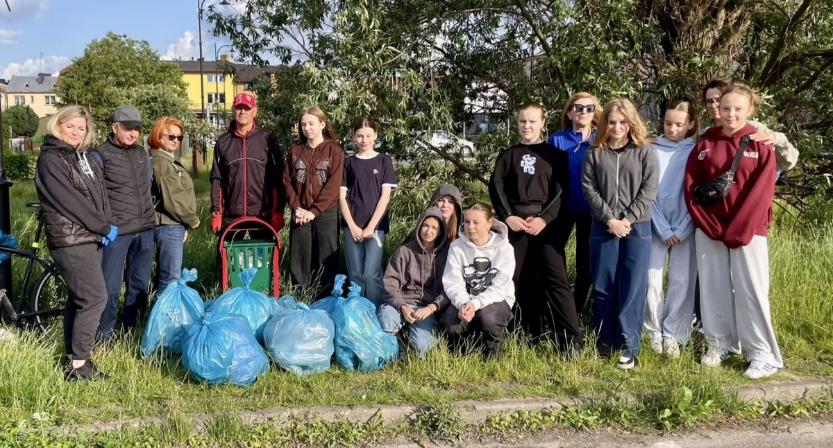 Wiosenne porządki z PCK – młodzież i wolontariusze sprzątali Wysokie Mazowieckie [foto]