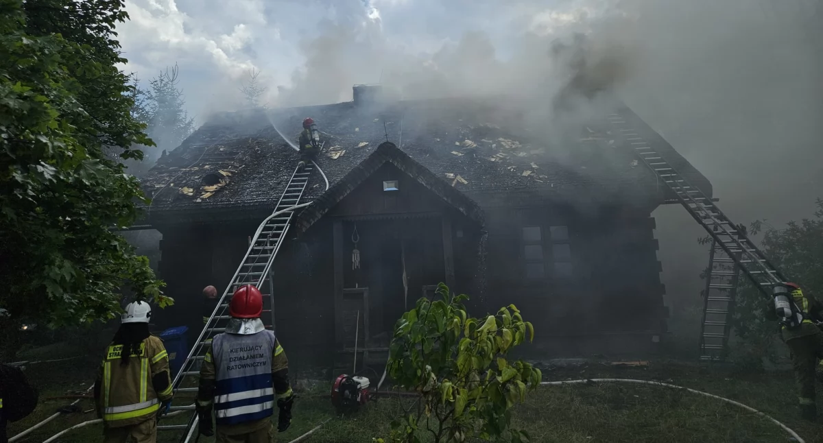 Gmina Kulesze Kościelne: Pożar drewnianego domu. Na miejscu dziewięć zastępów straży [FOTO]