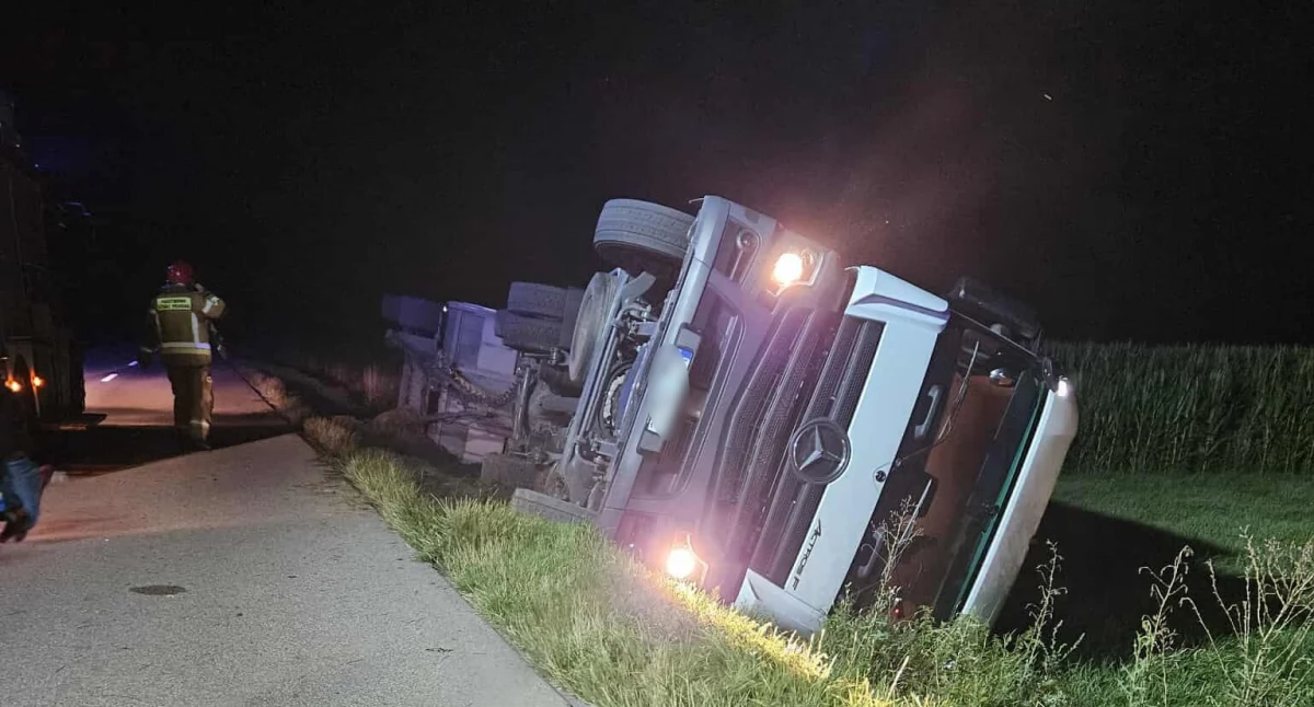 Chciał uniknąć zderzenia z sarną. Trafił do szpitala [foto]