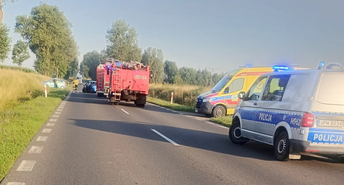 Samochód osobowy przewrócił się na bok na DK66. Wycięto szybę, by wydostać osobę z pojazdu