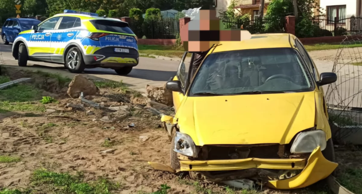 Nietrzeźwy i bez prawa jazdy wjechał w płot [foto]