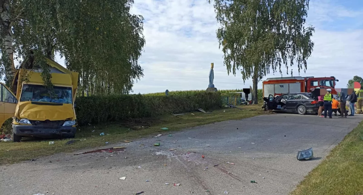 Zderzenie skody z busem na trasie Kierzki–Czajki [foto]