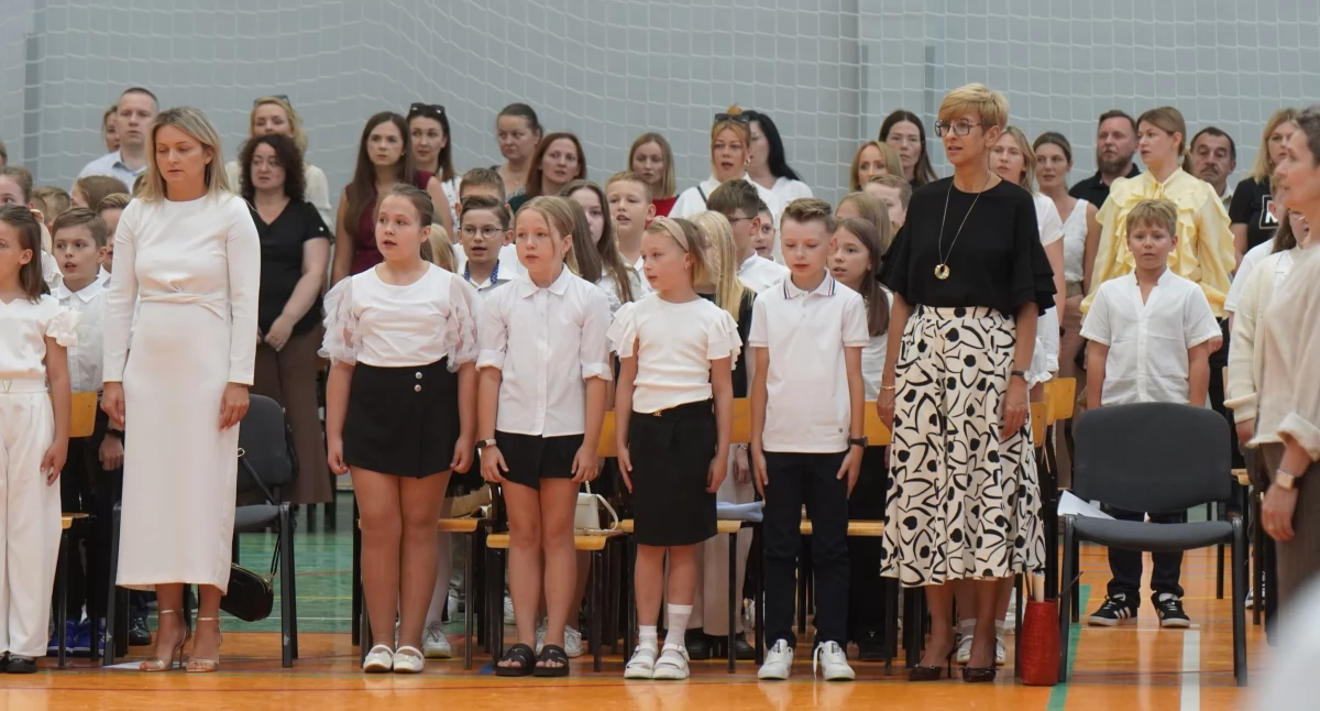 Uczniowie SP2 w Wysokiem Mazowieckiem oficjalnie rozpoczęli nowy rok szkolny [FOTO]