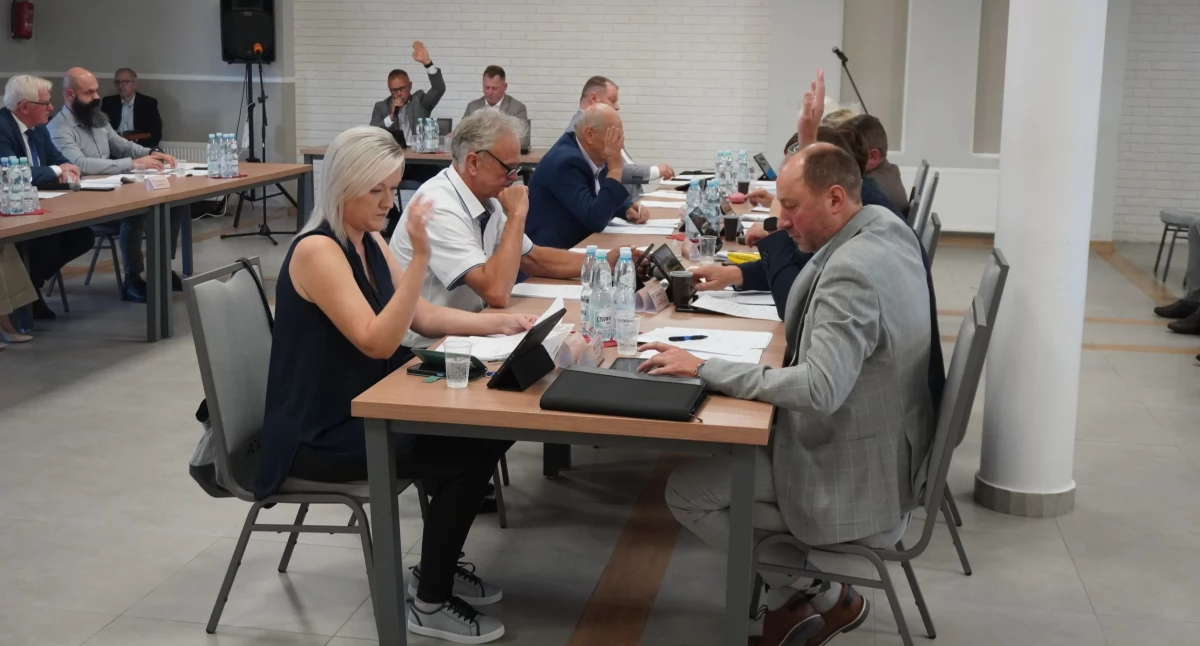 Gorąca sesja Rady Miejskiej w Czyżewie: spory o magazyny, byłego dyrektora i młodzieżową radę [FOTO + RETRANSMISJA]