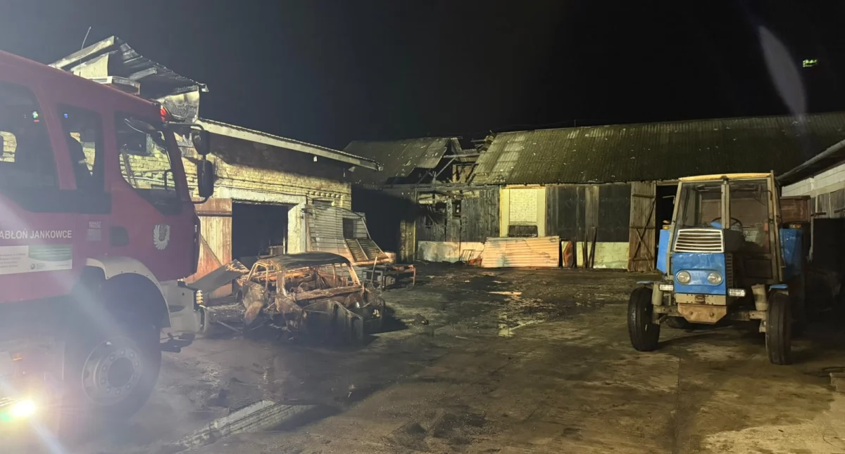Dziesięć zastępów straży walczyło z pożarem budynków gospodarczych w gminie Nowe Piekuty [foto]