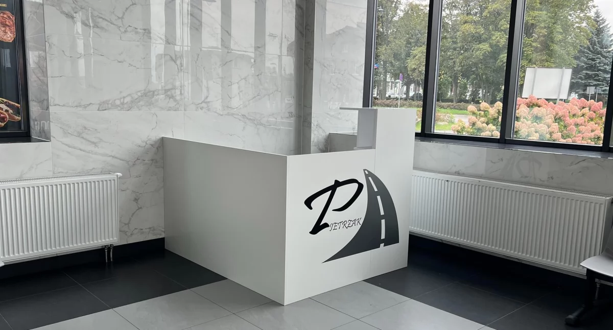 Wsparcie dla pasażerów po zmianach PKS Nova – nowe stanowisko przewoźnika na dworcu