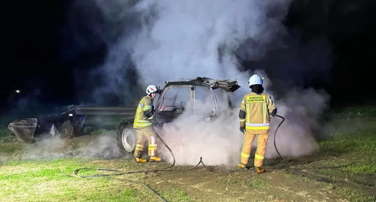 Pożar maszyny rolniczej w gminie Sokoły. Ładowarka spłonęła doszczętnie