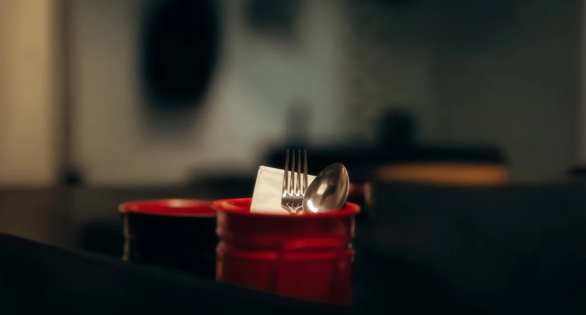 Komplet sztućców na 12 osób — co powinien zawierać i na co zwrócić uwagę?