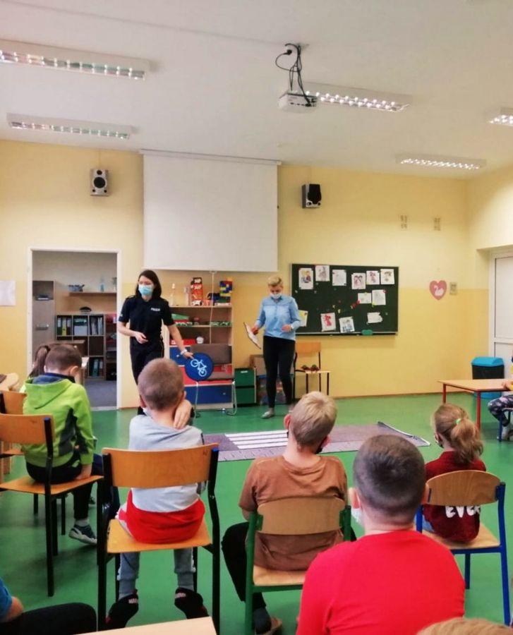 Bezpieczna droga do szkoły z wysokomazowieckimi policjantami