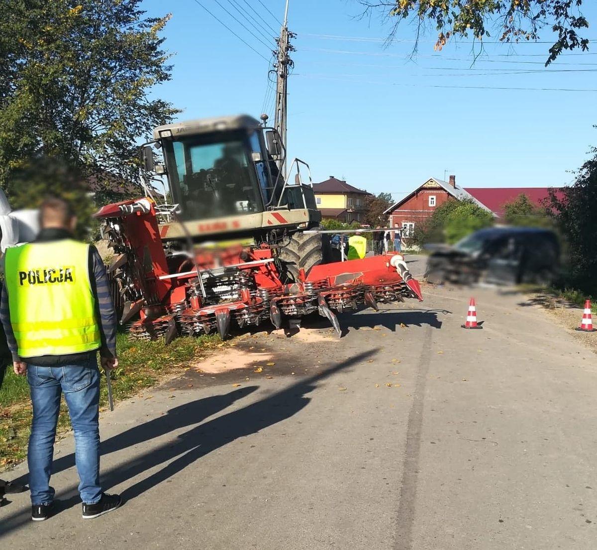 Zderzenie samochodu osobowego z maszyną rolniczą [foto]