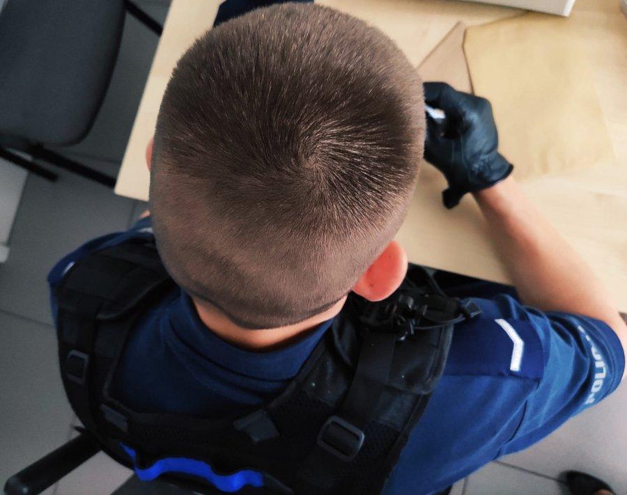 Ale głupio wpadł! Na widok policjanta spanikował i wyrzucił woreczek z marihuaną