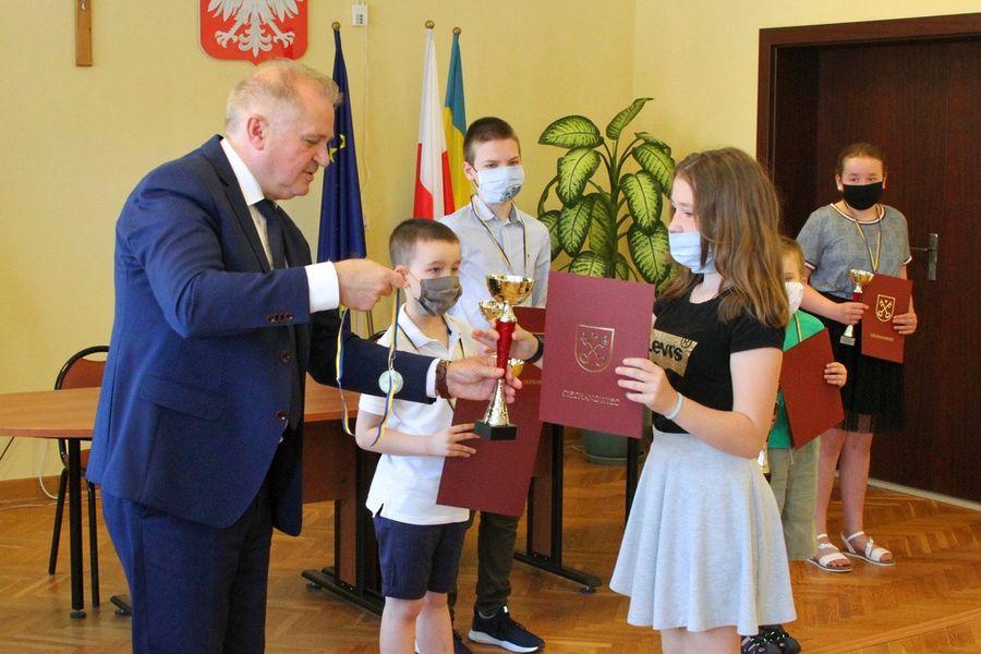 Najlepsi szachiści w mistrzostwach Ciechanowca nagrodzeni
