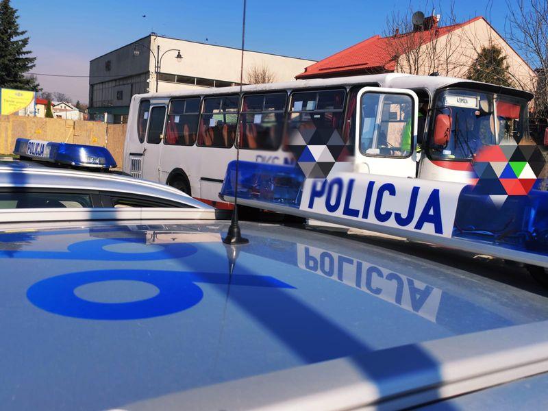 Policjanci apelują przez megafony i kontrolują autobusy