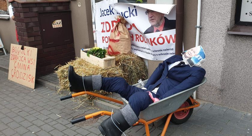 Kolejny protest rolników. Obornik przed biurem senatora [foto+video]