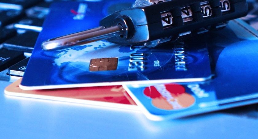 ZUS: świadczenie pocztą czy na konto - co wybierają emeryci?