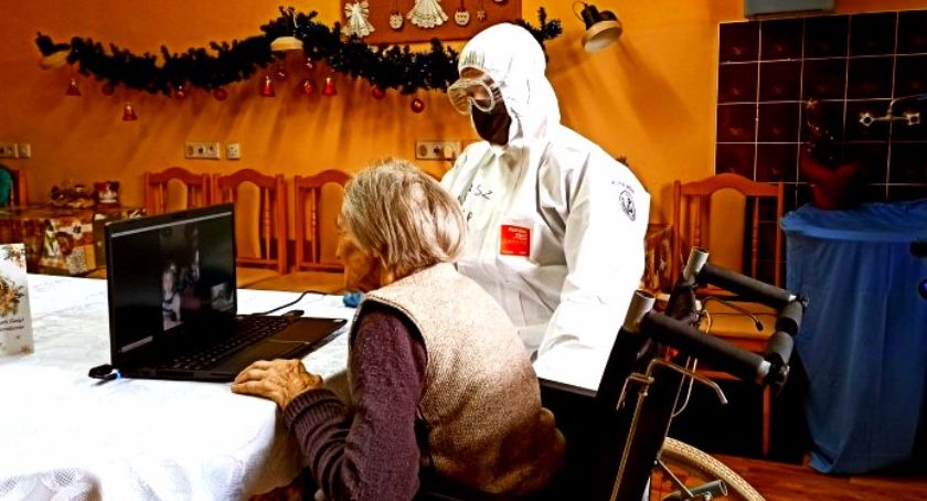 Seniorzy zostali połączeni na święta z bliskimi
