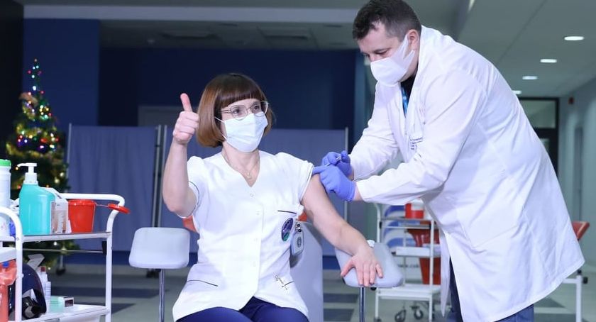 Pierwsze osoby w Polsce zaszczepione na COVID-19