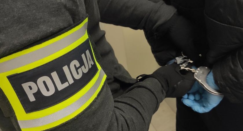 Napadli, pobili i ukradli zegarek. Jeden z napastników usłyszał już zarzuty