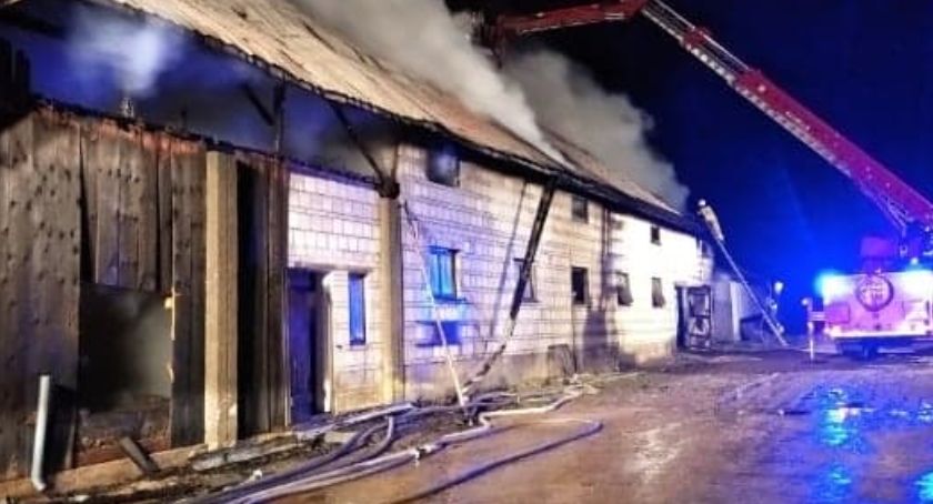 Nocny pożar stodoło-obory w gminie Ciechanowiec [foto]