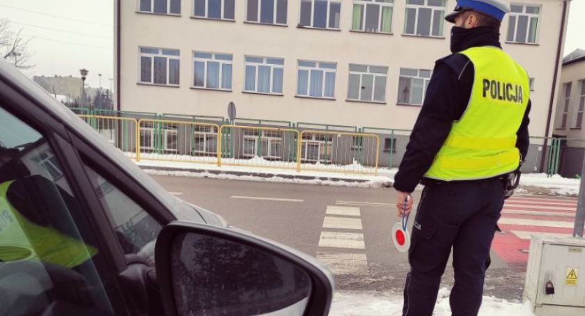 Piesi pod czujnym okiem policjantów