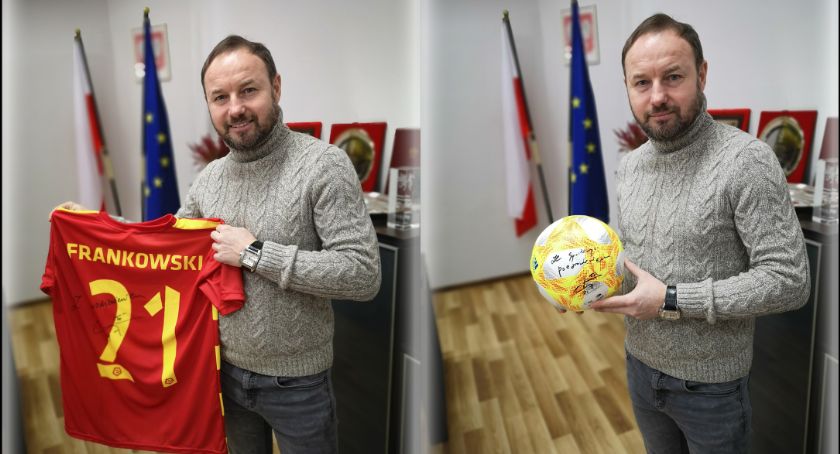 Na aukcje WOŚP trafiły perełki dla kibiców. Tomasz Frankowski przekazał piłkę i koszulkę z podpisem!
