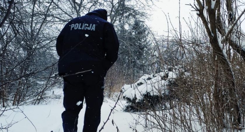 Nietrzeźwy mężczyzna leżał na chodniku. Pomogli policjanci