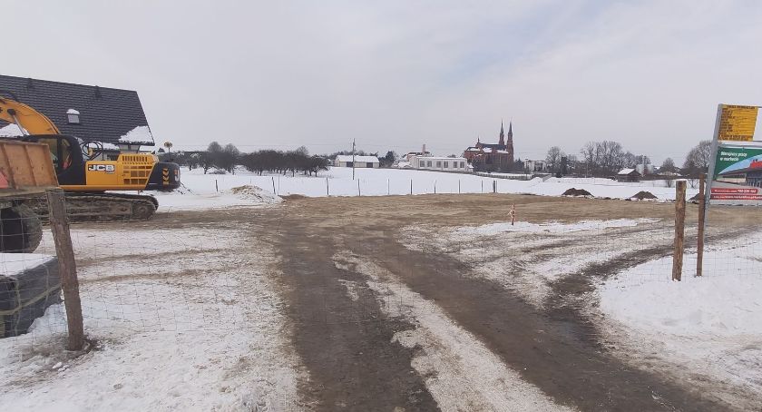 W Sokołach powstają dwa nowe markety. To znane sieci [foto]